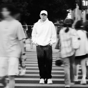 日本小伙在中国餐厅打到小女孩
